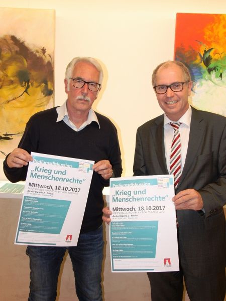 Laden zur Podiumsdiskussion „Krieg und Menschenrechte“ am Mittwoch, 18. Oktober, ins Forum des Berufskolleg Schloß Neuhaus ein: Hermann- Josef Bentler (Vorstand des Volksbundes Kreisverband Paderborn, links) und Landrat und Vereinsvorsitzender Manfred Müller (rechts). (Foto: Kreis Paderborn, Bernhard Schaefer)